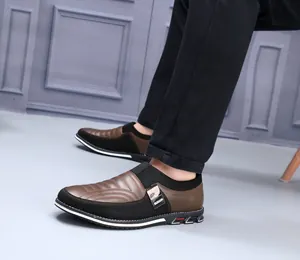 Detailaufnahme von stilvollen braunen und schwarzen Herren-Slippern mit Nähten.