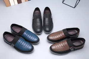 Detailansicht der Herren-Loafer zum Hineinschlüpfen in Schwarz, Blau und Braun