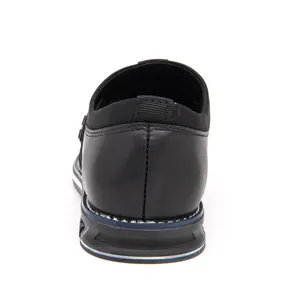 Detaillierte Rückansicht schwarzer Herren-Slipper mit robuster, dicker Laufsohle