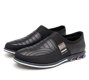 Detailansicht schwarzer Herren-Loafer mit Stepptextur und modischer Metallplatte