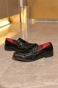Nahaufnahme eleganter schwarzer Lackleder-Loafer für Herren mit luxuriösem rotem Futter