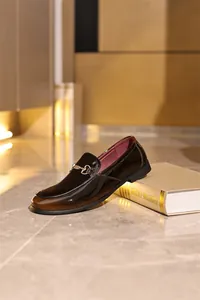 Glänzende braune Herren-Leder-Loafer mit Farbverlauf und metallener Pferdeschnalle