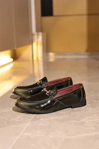 Elegante Herren Slipper aus Lackleder mit stilvollem grünem Farbverlauf.