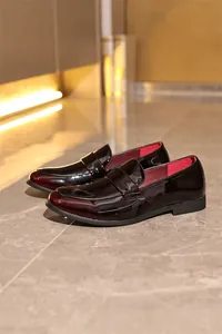 Detailaufnahme hochwertiger glänzender burgunderroter Lackleder-Loafer für Herren