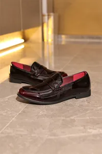 Elegante bordeauxrote Lackleder-Loafer für Herren, perfekt für formelle Anlässe.