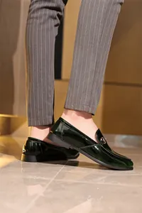 Seitenansicht eleganter dunkelgrüner Lackleder-Loafer für Herren mit Metallschnalle.