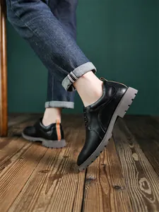Detaillierte Seitenansicht schwarzer Vintage-Derby-Lederschuhe mit grauen Sohlen