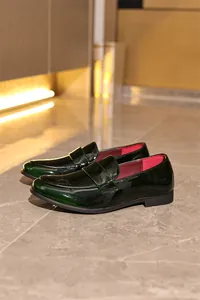 Elegante dunkelgrüne Lackleder-Loafer für Herren in einem polierten Business-Stil