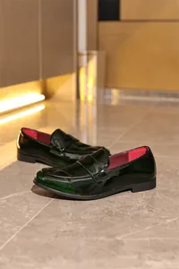 Detailansicht der dunkelgrünen Lackleder-Loafer für Herren im professionellen Stil