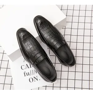 Vue détaillée de mocassins noirs pour hommes avec texture motif crocodile.
