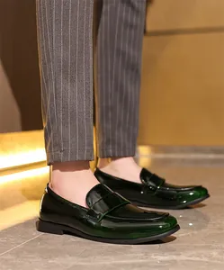 Detailansicht der dunkelgrünen Lackleder-Loafer für Herren im britischen Business-Stil