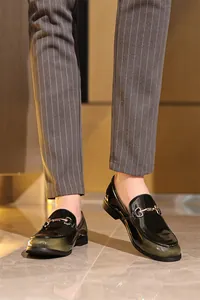Detailansicht von britischen Herren-Loafers aus Lackleder mit Farbverlauf und Trense