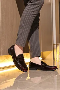 Elegante burgunderrote Herren-Lackleder-Loafer für Business und formelle Anlässe, Nahaufnahme.
