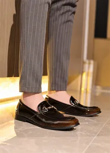 Detailansicht der Herren-Lackleder-Loafer mit Ombré-Finish und Metallschnalle.
