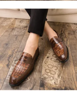 Mocassins élégants pour hommes en cuir marron à motif crocodile pour le bureau et les loisirs.