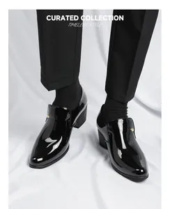 Gros plan sur des chaussures cubaines en cuir verni noir pour hommes