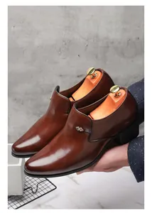 Gros plan détaillé de chaussures cubaines en cuir marron avec talons hauts et bout pointu élégant
