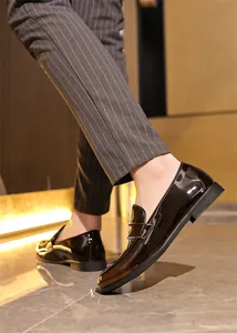 Nahaufnahme von glänzenden schwarzen Lack-Loafers für Herren in einem formellen Business-Look.