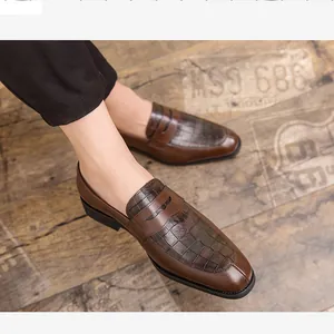 Vue détaillée de la texture crocodile sur ces mocassins de business marron pour hommes