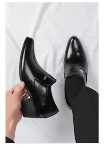 Vue détaillée de chaussures cubaines noires à talons hauts avec logo métallique