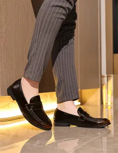 Detailansicht brauner Herren-Lackleder-Loafer im britischen Business-Stil für Herren.