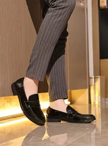Detail der eleganten schwarzen Lackleder-Loafer für Herren getragen von Modell