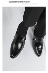 Gros plan sur d'élégantes chaussures cubaines en cuir noir à bout pointu et emblème doré