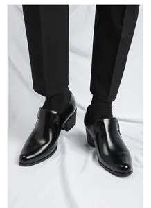 Vue détaillée de chaussures en cuir noir pour hommes avec talon cubain et bout pointu