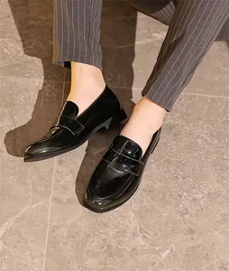 Nahaufnahme glänzender schwarzer Lackleder-Loafer für Herren im Slip-On-Business-Stil.