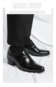 Gros plan de chaussures cubaines en cuir noir à bout pointu pour homme sur un mannequin