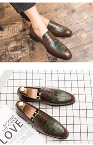 Vue détaillée des mocassins de business rétro pour hommes avec motif crocodile