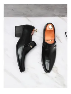 Chaussures Cuban noires élégantes pour hommes avec bout pointu et logo en métal doré chic