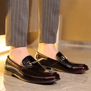 Elegante Herren-Slipper aus Lackleder mit schicker Metallverzierung in Burgunderrot