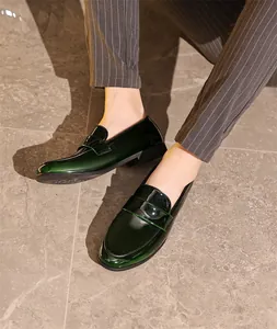 Nahaufnahme eleganter dunkelgrüner Lackleder-Loafer für Herren im formellen Stil.