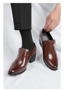 Gros plan détaillé des talons cubains marrons à bout pointu pour hommes en cuirs