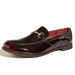 Elegante Herren-Loafer aus burgunderrotem Lackleder mit goldener Schnalle