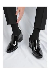 Vue détaillée de chaussures de soirée pour hommes en cuir verni noir à talons cubains