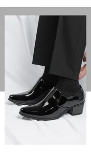 Vue détaillée des chaussures habillées pour hommes en cuir verni noir à talon cubain