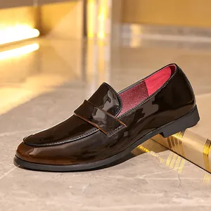 Klassische Herren-Business-Loafer aus Lackleder mit rotem Futter im englischen Stil