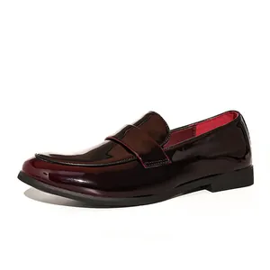 Klassische Herren-Loafer aus weinrotem Lackleder im eleganten britischen Business-Stil