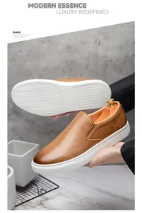 Vista detallada de mocasines de cuero marrón con suelas blancas y elásticos