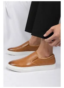 Mocasines elegantes de hombre en cuero sintético tostado con suela blanca