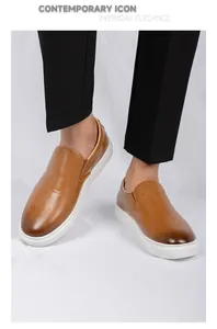 Primer plano de mocasines de cuero marrón para hombre con suelas blancas para uso informal de negocios