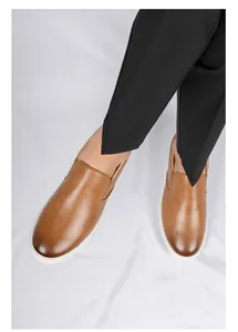Vista detallada de elegantes mocasines de cuero marrón en modelo para un estilo casual