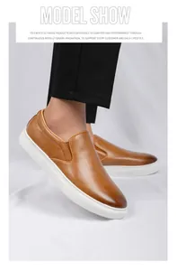 Vista detallada de mocasines de cuero marrón para hombre con suelas blancas