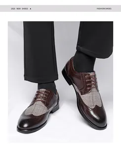 Nahaufnahme von braunen Herren-Business-Schuhen im Retro-Britisches-Stil mit Brogue-Verzierungen