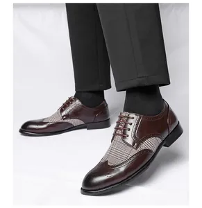 Detailansicht der braunen Brogue-Schuhe für Herren mit stilvollem Karo-Patchwork