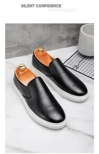 Vista detallada de mocasines de cuero negro para hombre sobre mármol minimalista