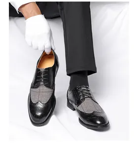 Detail der Vintage Brogue Schuhe aus schwarzem Leder und grauem Karo