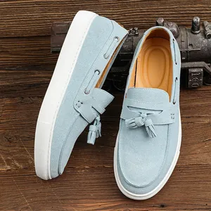 Mocasines de gamuza azul claro para hombre con borlas y una suela blanca gruesa